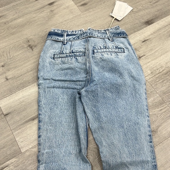 GRLFRND Blue Jeans Daphne High Rise Size 26 Belt Stonewash Light Distressed - Picture 6 of 7